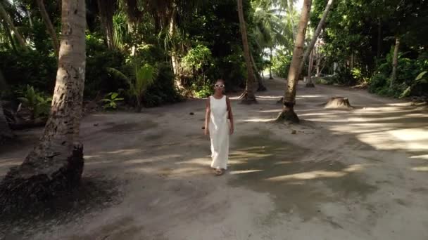 Mulher Bonita Vestido Noiva Branco Está Indo Para Praia Através — Vídeo de Stock