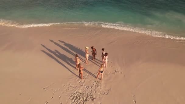 Groep Professionele Dansers Met Een Repetitie Maldivian Strand Bij Zonsondergang — Stockvideo