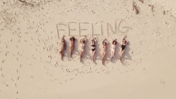 Letecký Pohled Ležící Krásné Mladé Ženy Plavkách Písečné Pláži Moře — Stock video