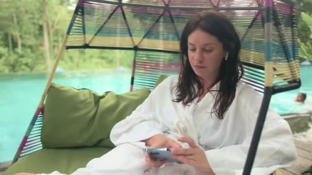 Retrato Mulher Atraente Roupão Banho Branco Ouvindo Música Usando Fones — Vídeo de Stock