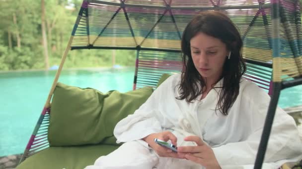 Portrait Une Jolie Femme Peignoir Blanc Écoutant Musique Aide Écouteurs — Video