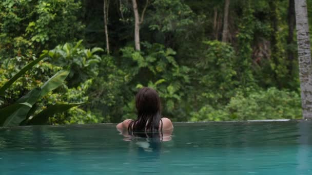 Atrakcyjna Kobieta Odpoczywająca Skraju Basenu Infinity Deszcz Tropikalnym Lesie Dżungla — Wideo stockowe