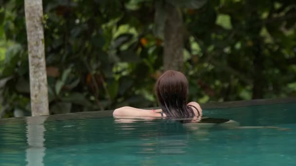 Attraktive Frau Rande Des Infinity Swimmingpools Regen Tropenwald Dschungel Konzept — Stockvideo