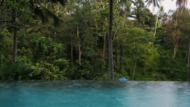 Regen Tropisch Bos Open Infinity Zwembad Jungles Concept Van Rust — Stockvideo