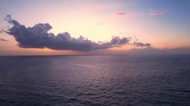 Okyanus suyunun üzerinde tropik altın gün batımı. Güneş deniz manzarasına yansıyor. İnsansız hava aracı atışı yok. Güneşli şafakta sakin bir su manzarası. Yaz tatili. Bali 'de tropik tatil.