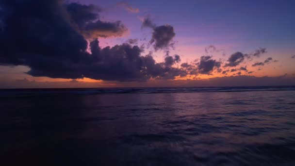 海洋水上空からの熱帯の黄金の日没 海底の太陽の沈殿物の反射 ドローンは撃たない 夜明けの晴れた夜に 穏やかな水の景色 サマーバケーション バリ島のトロピックホリデー — ストック動画