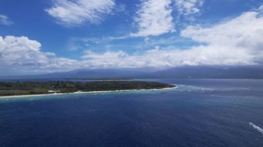 Lombok kamerasındaki Gili Meno ve Gili Air 'in hava görüntüsü Gili Trawangan, Bali, Endonezya' dan hareket ediyor. İnsansız hava aracı yazın güneşli bir günde Gili Meno adasına yaklaşıyor. Huzur
