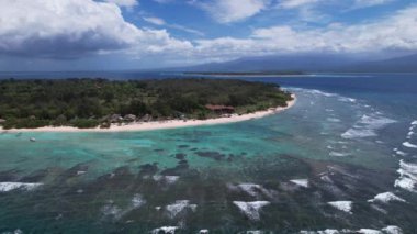 Gili Trawangan, Bali, Endonezya 'dan Gili Meno ve Gili Air' in hava görüntüsü. İnsansız hava aracı yazın güneşli bir günde tropik adaların üzerinde uçuyor. Huzur Tatil Konsepti