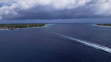 Gili Trawangan, Bali, Endonezya 'dan Gili Meno ve Gili Air' in hava görüntüsü. İnsansız hava aracı yazın güneşli bir günde tropik adaların üzerinde geriye doğru uçuyor. Huzur Tatil Konsepti