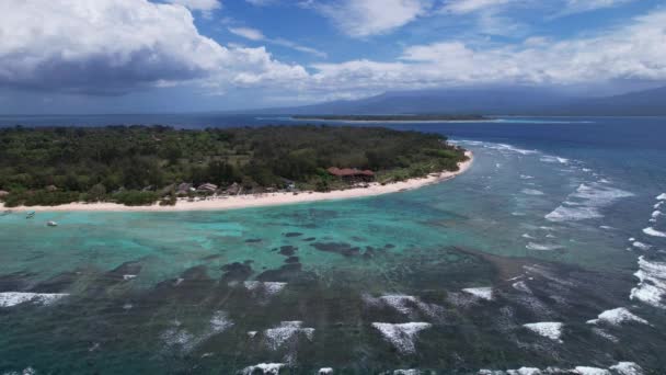 インドネシア トラワンガンからロンボクのギリメノとギリエアの空中視界 ドローンは夏の晴れた日差しで熱帯の島の上を飛び回っています 静かな休暇コンセプト — ストック動画