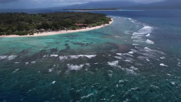 从印度尼西亚巴厘Gili Trawangan向Lombok的Gili Meno和Gili Air的空中图像 夏天阳光明媚的时候 无人机在热带岛屿上空盘旋 平静假期的概念 — 图库视频影像