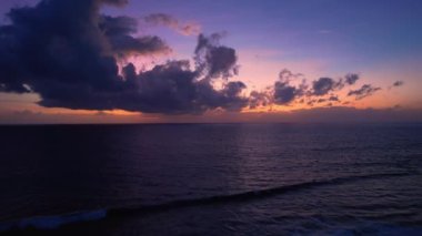 Okyanus suyunun üzerinde tropik altın gün batımı. Güneş deniz manzarasına yansıyor. İnsansız hava aracı atışı yok. Güneşli şafakta sakin bir su manzarası. Yaz tatili. Bali 'de tropik tatil.