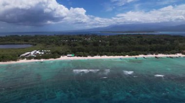 Lombok, Bali, Endonezya 'daki Gili Meno ve Gili Air' in hava görüntüsü. Drone yazın güneşli bir günde tropikal adalar boyunca hareket ediyor. Huzur Tatil Konsepti