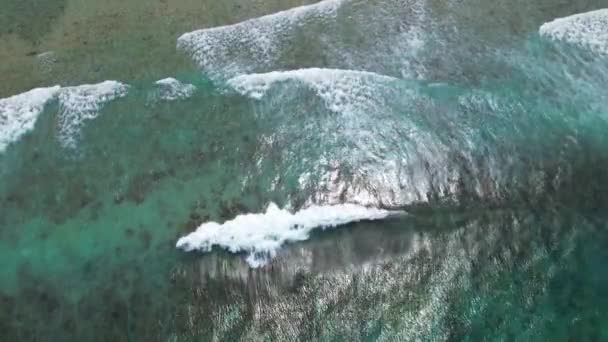 Κάτοψη Της Όμορφης Αμμουδιάς Γαλάζιο Θαλασσινό Νερό Κυματικά Περάσματα Εναέρια — Αρχείο Βίντεο