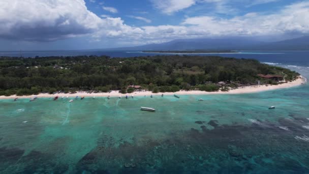 インドネシアのロンボクのギリメノとギリエアの空中ビュー ドローンは夏の晴れた日の光で熱帯の島々に沿って移動しています 静かな休暇コンセプト — ストック動画