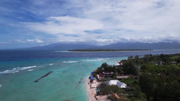 インドネシアのロンボクにあるギリ トラワンガン メノー エアの航空観測 ドローンは夏の晴れた日の光で島を飛行しています — ストック動画