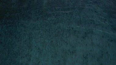 Düşen okyanus dalgalarının yukarıdan görünen görüntüsü, insansız hava aracı derin sulara doğru uçuyor. Gili Trawangan Adası, Lombok. Yüksek kalite 4k görüntü