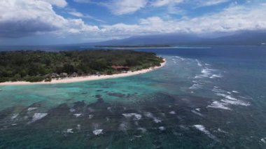 Gili Trawangan, Bali, Endonezya 'dan Gili Meno ve Gili Air' in hava görüntüsü. İnsansız hava aracı yazın güneşli bir günde tropik adaların üzerinde uçuyor. Huzur Tatil Konsepti