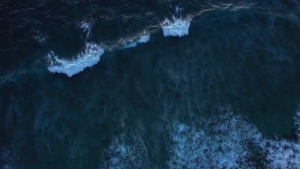 Lezuhanó Óceáni Hullámok Fölött Drón Lassan Lebeg Levegőben Mély Víz — Stock videók