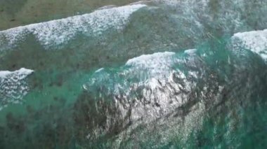 Gökyüzü deniz suyuyla güzel kumsal manzarası, dalga geçişleri, İHA kamerasından havadan çekilen görüntüler. Yüksek kalite 4k görüntü