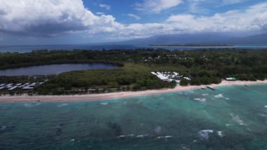 Lombok, Bali, Endonezya 'daki Gili Meno ve Gili Air' in hava görüntüsü. Drone yazın güneşli bir günde tropikal adalar boyunca hareket ediyor. Huzur Tatil Konsepti