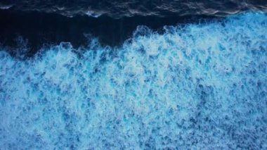 Gökyüzü manzarası. Büyük deniz dalgaları. Akşamları derin mavi deniz. Sakin dalgalar bir denge konsepti. Yavaş çekim.