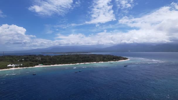 ロンボクのカメラでギリメノとギリエアの空中ビューは インドネシアのバリ島のギリ トラワンガンから移動しています ドローンは夏の晴れた日の光でギリメノー熱帯島に接近しています トランスクイリティ — ストック動画