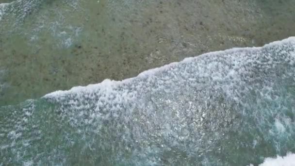 俯瞰美丽的沙滩 海水蔚蓝 海浪通过 无人驾驶相机的空中拍摄 高质量的4K镜头 — 图库视频影像