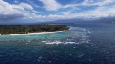 Gili Trawangan, Bali, Endonezya 'dan Gili Meno ve Gili Air' in hava görüntüsü. İnsansız hava aracı yazın güneşli bir günde tropik adaların üzerinde geriye doğru uçuyor. Huzur Tatil Konsepti