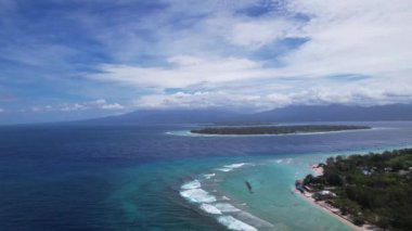 Lombok, Bali, Endonezya 'daki Gili Trawangan, Gili Meno ve Gili Air' in hava manzarası. İnsansız hava aracı yazın güneşli bir günde adaların üzerinde uçuyor.