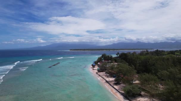 インドネシアのロンボクにあるギリ トラワンガン メノー エアの航空観測 ドローンは夏の晴れた日の光で島に向かって飛んでいる — ストック動画
