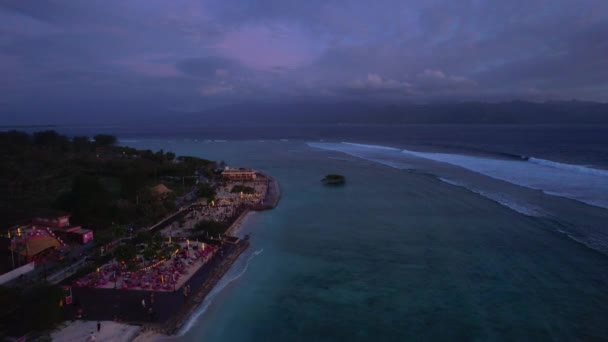 夕方の夕日タイム インドネシアのギリ トラワンガンの空中ビュー バーやレストランでは 人々は海岸でチョイスしています 高品質の4K映像 — ストック動画