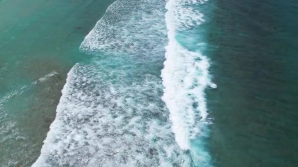 Gökyüzü Deniz Suyuyla Güzel Kumsal Manzarası Dalga Geçişleri Kamerasından Havadan — Stok video