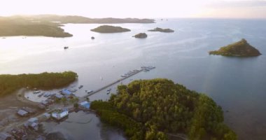 Doğu Nusa Tenggara, Endonezya 'daki 17. Ada Deniz Parkı yakınlarındaki Riung köyünün akşam manzarası. 