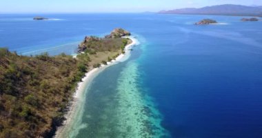 Doğu Nusa Tenggara, Endonezya 'daki 17 Island Marine Park' taki Nunsa Tiga adasının havadan görünüşü.. 