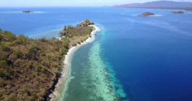Doğu Nusa Tenggara, Endonezya 'daki 17 Island Marine Park' taki Nunsa Tiga adasının havadan görünüşü.. 