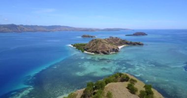 Doğu Nusa Tenggara, Endonezya 'daki 17 Island Marine Park' taki Nunsa Tiga adasının havadan görünüşü.. 