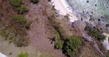 Doğu Nusa Tenggara, Endonezya 'daki 17 Island Marine Park' taki Nunsa Tiga adasının havadan görünüşü.. 