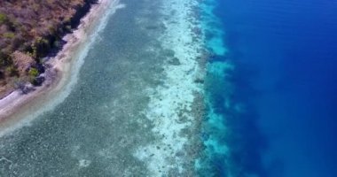 Doğu Nusa Tenggara, Endonezya 'daki 17 Island Marine Park' taki Nunsa Tiga adasının havadan görünüşü.. 