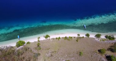 Doğu Nusa Tenggara, Endonezya 'daki 17 Island Marine Park' taki Nunsa Tiga adasının havadan görünüşü.. 