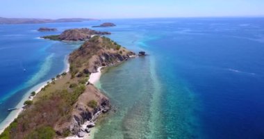 Doğu Nusa Tenggara, Endonezya 'daki 17 Island Marine Park' taki Nunsa Tiga adasının havadan görünüşü.. 