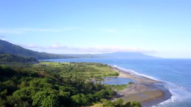 Doğu Nusa Tenggara, Endonezya 'daki Paga köyündeki Pentai Paga' nın sabah görüntüsü