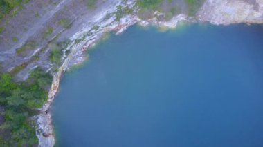 Doğu Nusa Tenggara, Endonezya 'daki Kelimutu' nun üç renkli gölünün puslu hava manzarası.