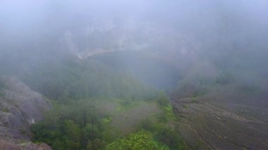 Doğu Nusa Tenggara, Endonezya 'daki Kelimutu' nun üç renkli gölünün puslu hava manzarası.