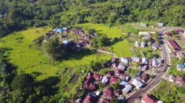 Doğu Nusa Tenggara, Endonezya 'daki Kelimutu Milli Parkı yakınlarındaki Moni Köyü etrafındaki hava köyü.. 