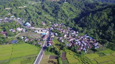 Doğu Nusa Tenggara, Endonezya 'daki Kelimutu Milli Parkı yakınlarındaki Moni Köyü etrafındaki hava köyü.. 