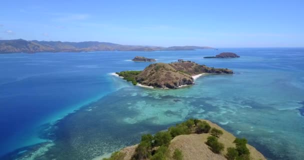 印度尼西亚东努沙登加拉17岛海洋公园中的一个岛屿Nunsa Tiga的空中景观 — 图库视频影像