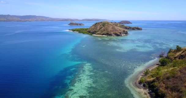 印度尼西亚东努沙登加拉17岛海洋公园中的一个岛屿Nunsa Tiga的空中景观 — 图库视频影像