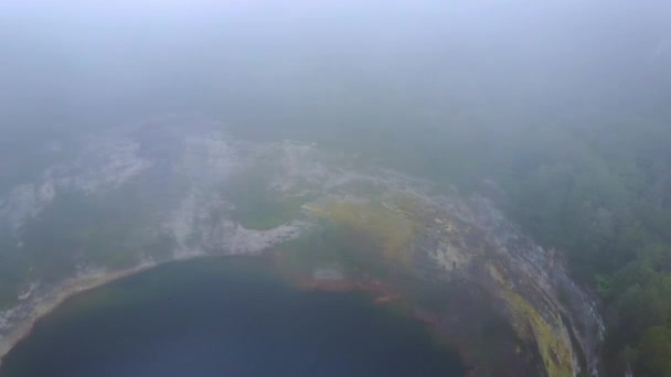 印度尼西亚东努沙登加拉的克利马图三个彩色湖泊的清晨雾蒙蒙的空中景观 — 图库视频影像