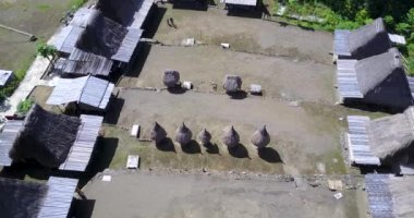Doğu Nusa Tenggara, Endonezya 'daki Luba Geleneksel Köyü Drone View. 